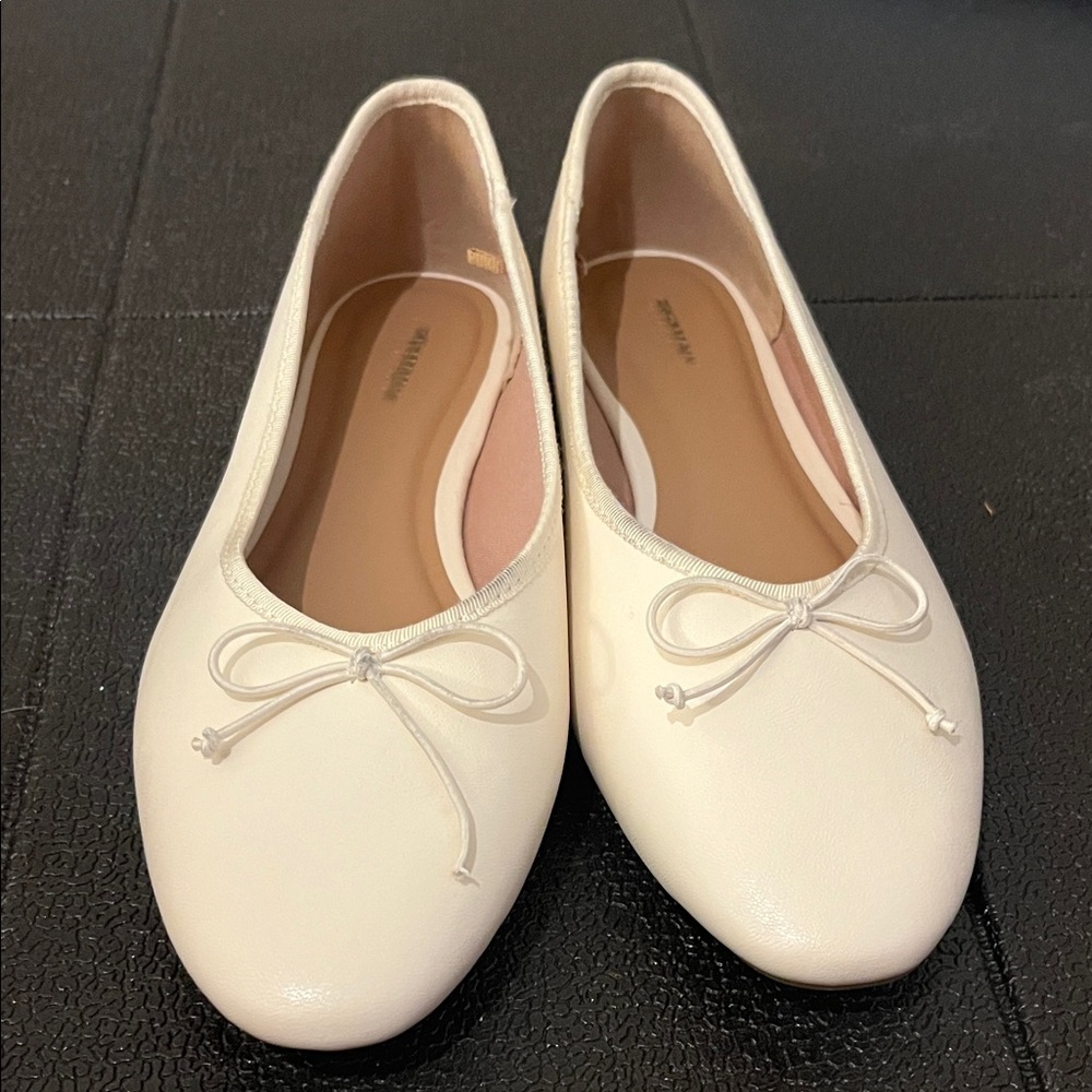Old Navy White Ballet Flats with Bow - Picture 4 of 4